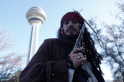 'Jack Sparrow' kostümüyle Ankara sokaklarında gezdi