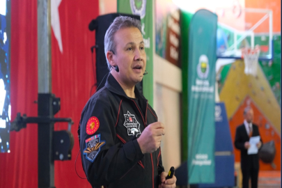 İlk Türk astronot Alper Gezeravcı, Bursa'da öğrencilerle buluştu