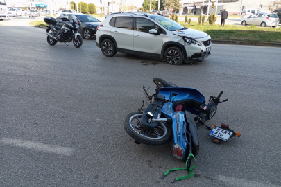 Otomobil ile çarpışan motosikletin sürücüsü öldü; kaza anı kamerada