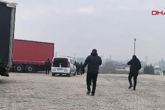 İran uyruklu 3 kaçak göçmen, TIR'ın dorsesindeki suntaların arasında yakalandı