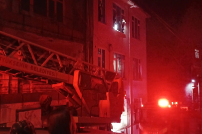 İzmit'te çatı katındaki yangında 2 kişi dumandan etkilendi