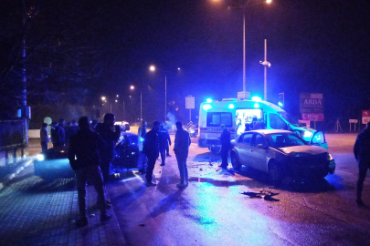 Ambulansa yol vermek isterken otomobiller çarpıştı: 4 yaralı