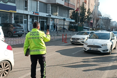 Batman'da yolun karşısına geçerken otomobilin çarptığı yaya yaralandı