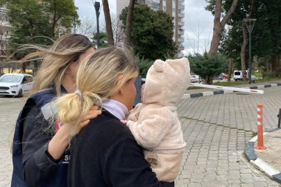 Hırsızlık şüphelisi, kucağındaki çocuğuyla adliyeye sevk edildi