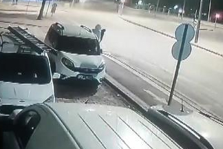 Sevgilisinin 'Bana burada kötü davranıyorlar' dediği iş yerine molotofkokteyli attı