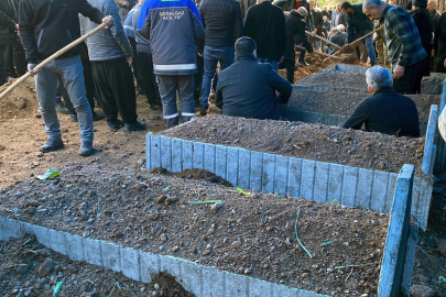 Polis memurunun öldürdüğü 5 yakını, yan yana toprağa verildi