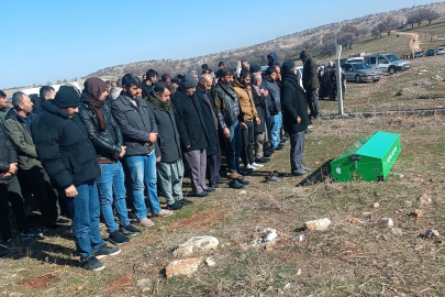 Eski muhtarın pompalı tüfekle öldürdüğü eşi, toprağa verildi