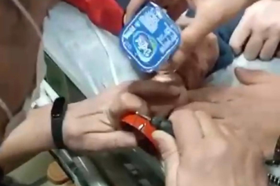 5 yaşındaki çocuğun parmağının sıkıştığı zil çanını itfaiyeciler çıkardı
