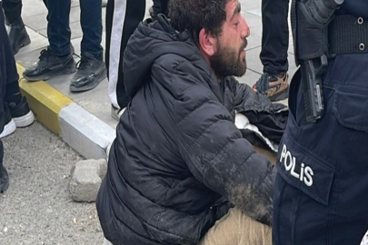Yol kesen bıçaklı zorbayı dövüp, polise teslim ettiler