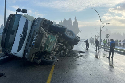 Balıkesir'de yol çöktü, hafriyat kamyonu devrildi