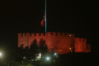 Milli yas ilanının ardından Türkiye'de bayraklar yarıya indirildi