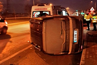 Otomobile çarpıp devrilen hafif ticari aracın sürücüsü yaralandı