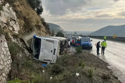 Festivale gidenleri taşıyan tur midibüsü devrildi; 23 yaralı