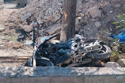Gaziantep’te ağaca çarpan motosikletteki 2 kişi öldü