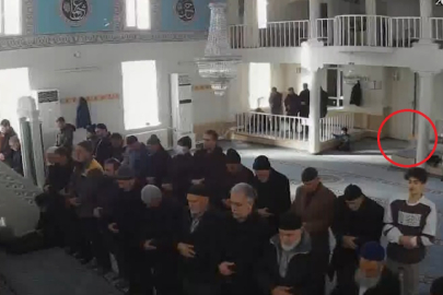 Cemaat namaz kılarken, camiye torpil attı