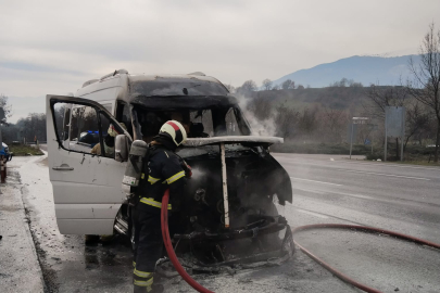 Seyir halindeki servis minibüsü yandı