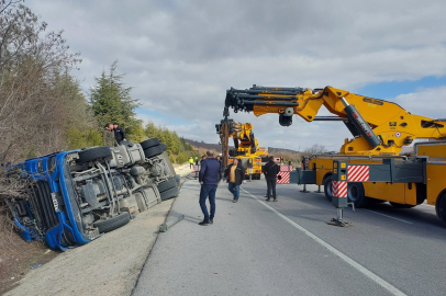 Devrilen tankerin sürücüsü hayatını kaybetti
