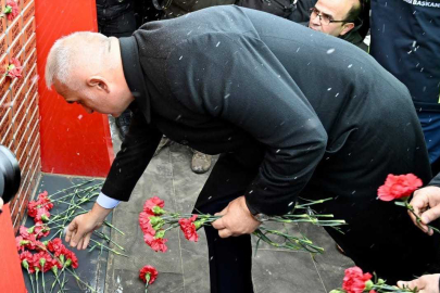 Bakan Ersoy'dan 'Deprem Şehitliği'ne ziyaret