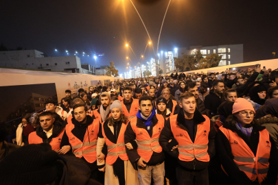 Kanseri yenen gençler, Hatay'da depremzede çocukları unutmadı
