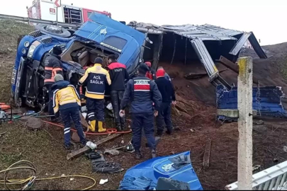 Devrilen kum yüklü TIR’ın şoförü ağır yaralandı