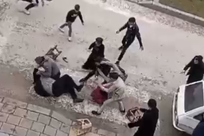 Duruşma sonrası tabure ve sopalarla birbirine girdiler