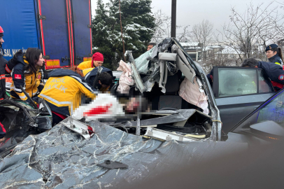 Otomobil, TIR'a çarptı; baba öldü, anne, çocuğu ve sürücü yaralandı