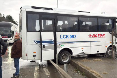 Eyüpsultan’da midibüs bariyere çarparak, refüje çıktı