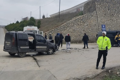 Minibüsle hafif ticari araç çarpıştı; 3’ü çocuk, 6 yaralı
