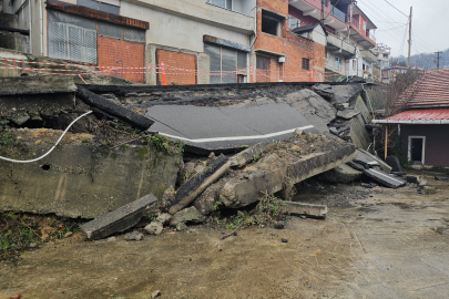 İstinat duvarı yıkılan sokakta yol da çöktü
