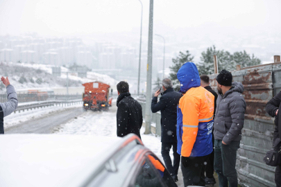 Arnavutköy'de karla mücadele çalışmaları sürüyor