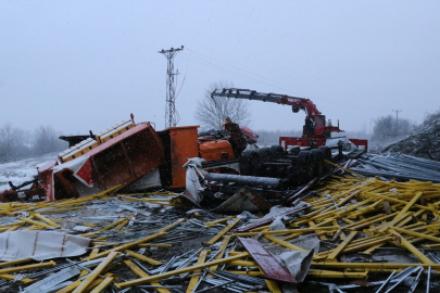 Çarpışan TIR ile Karayolları aracı köprüden uçtu: 2 ölü