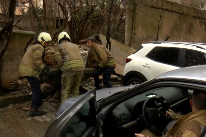 Kadıköy'de sitenin istinat duvarı otomobilin üzerine düştü