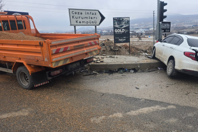 Elazığ’da kamyonet ile otomobil çarpıştı: 5 yaralı