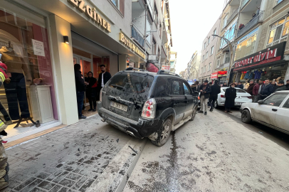 İleri yerine geri vitese aldığı cipiyle yayaya, park halindeki otomobile ve dükkana çarptı