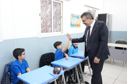 Bakan Tekin, Suudi Arabistan'da Uluslararası Türk Okulunu ziyaret etti