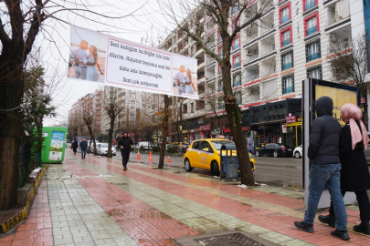 Tartıştığı eşinden, astığı pankartla özür diledi