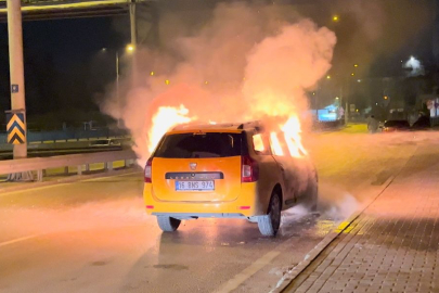 Bursa'da seyir halindeki otomobil alev alev yandı: o anlar kamerada
