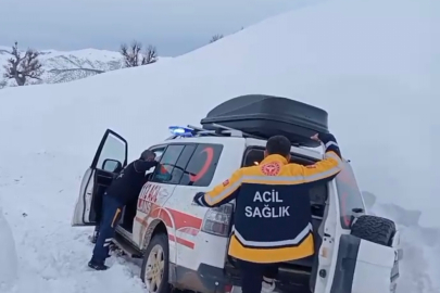 Batman’da Ambulans Kara Saplandı, Yardıma İş Makinesi Koştu – Hasta 7 Saatte Hastaneye Ulaştırıldı