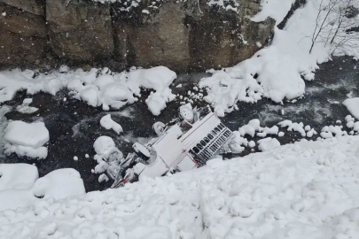 Gümüşhane’de Karda Kayan Kamyonet Dereye Yuvarlandı: 5 Yaralı