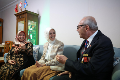 Bakan Göktaş, 50. Evlilik Yıl Dönümlerini Kutlayan Kıbrıs Gazisi ve Eşini Ziyaret Etti