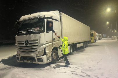 Iğdır'da yolda kalan sürücülerin yardımına polis ekipleri koştu