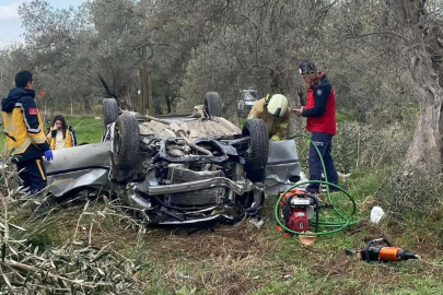 Balıkesir'de otomobil tarlaya uçtu: 2 ölü