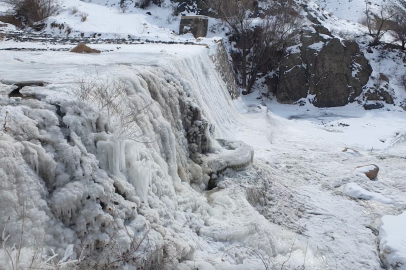 Erzincan'daki Işıkpınar Deresi, buz tuttu