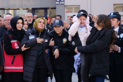Şapkasını taktığı şehit babasını selam vererek uğurladı