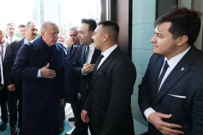 Cumhurbaşkanı Erdoğan Adaşına Parti Rozeti Taktı