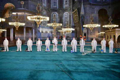 Fatih Belediyesi ekipleri tarafından Ayasofya-i Kebir Camii Şerifi'nin içi gül suyu ile yıkanarak dezenfekte işlemi gerçekleştirildi.