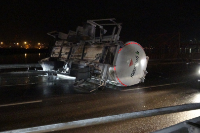 İzmir'de Mazot Yüklü Tanker ve Taksi Çarpıştı