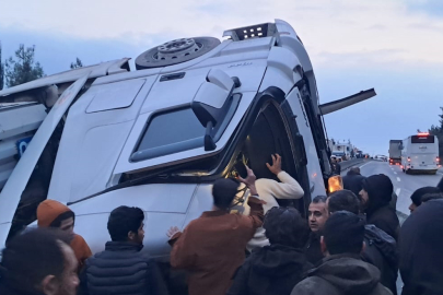 Kocaeli'de TIR Kazası: A.Ş. Yaralandı, Devrilen Araç Kaldırılarak Yol Açıldı