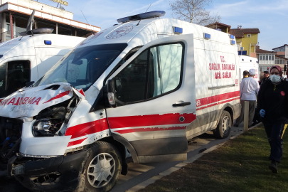 Hamile Kadını Taşıyan Ambulans Kaza Yaptı, 5 Kişi Yaralandı