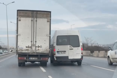 Trafikte Korkutan Kavga! Şoförler Araçlarını Birbirlerinin Üzerine Sürdü